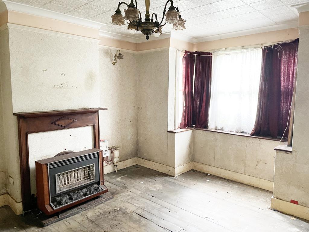 Lot: 96 - DETACHED HOUSE REQUIRING COMPLETE REFURBISHMENT -